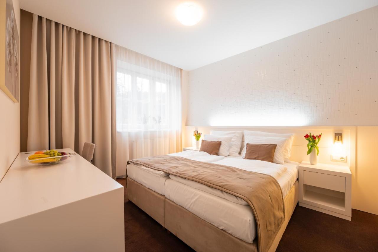 Hotel Vila Viola Лугачовіце Екстер'єр фото